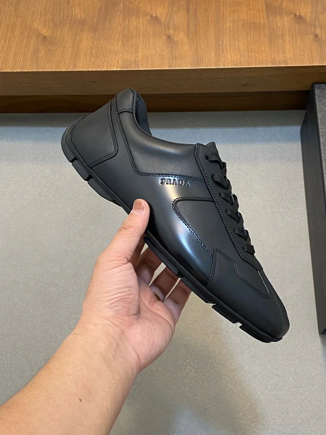 Men's Men's Shoes 💰800 Prada/Prada Men's Leather Casual Sports Shoes, a hot product made in Guangzhou! Made of imported calfskin splicing upper, three-dimensional geometric segmentation, precision manufacturing, uniform stitching, leather texture at a glance, multi-color splicing, fashionable and generous, soft, comfortable and breathable, decorated with PRADA letter logo on the outside, classic letter logo on the tongue, fabric strap on the heel, P family's classic sports shoe type, with fabric lining, silver logo cowhide foot pads, and P family's exclusive rubber outsole. The details are carefully crafted, making it a versatile item for travel! Comes with original box and dust bag! Multiple colors available! Size: 39-40-41-42-43-44 standard leather shoe size (38, 45 customized ¥)